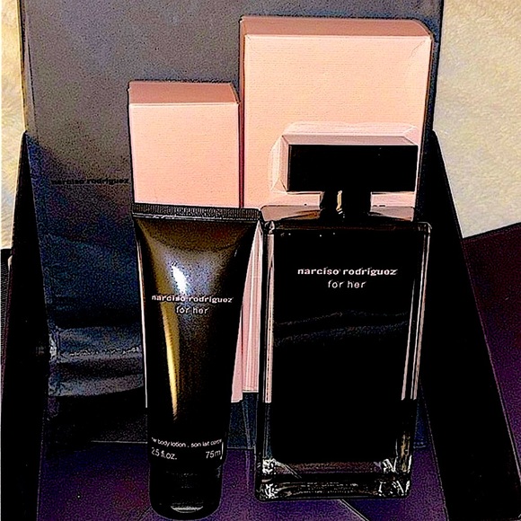 For Her by Narciso Rodriguez X-Large SET With 5 Oz bottle LARGEST SET AVAILABLE - Picture 5 of 16